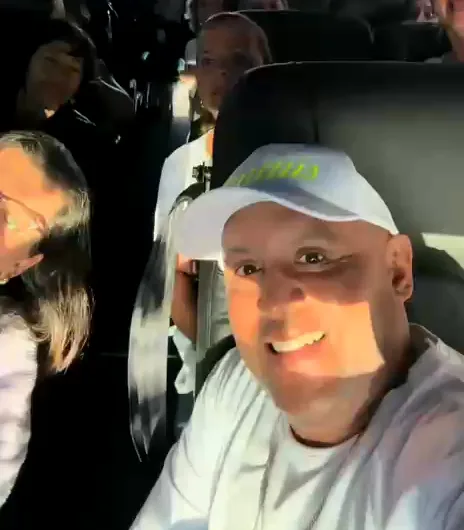 Peregrinos sonrientes en el bus rumbo a Santa Rosa de Cabal