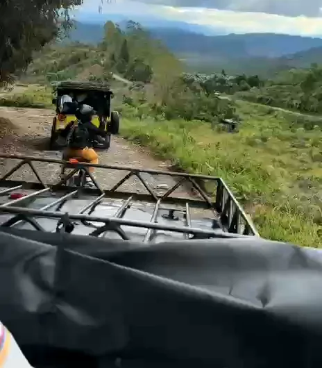 Vista de las montañas desde un jeep en la subida al Monasterio