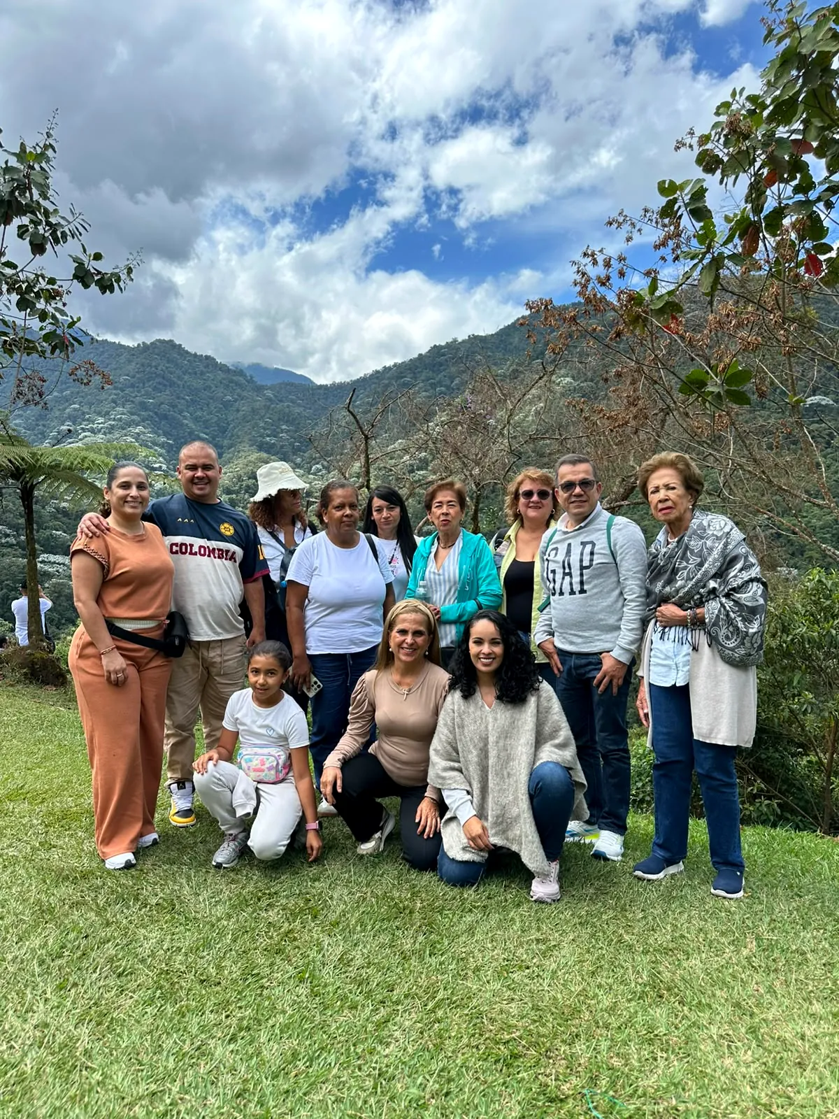 Peregrinos en el prado del Monasterio con las montañas y el cielo de Santa Rosa de Cabal
