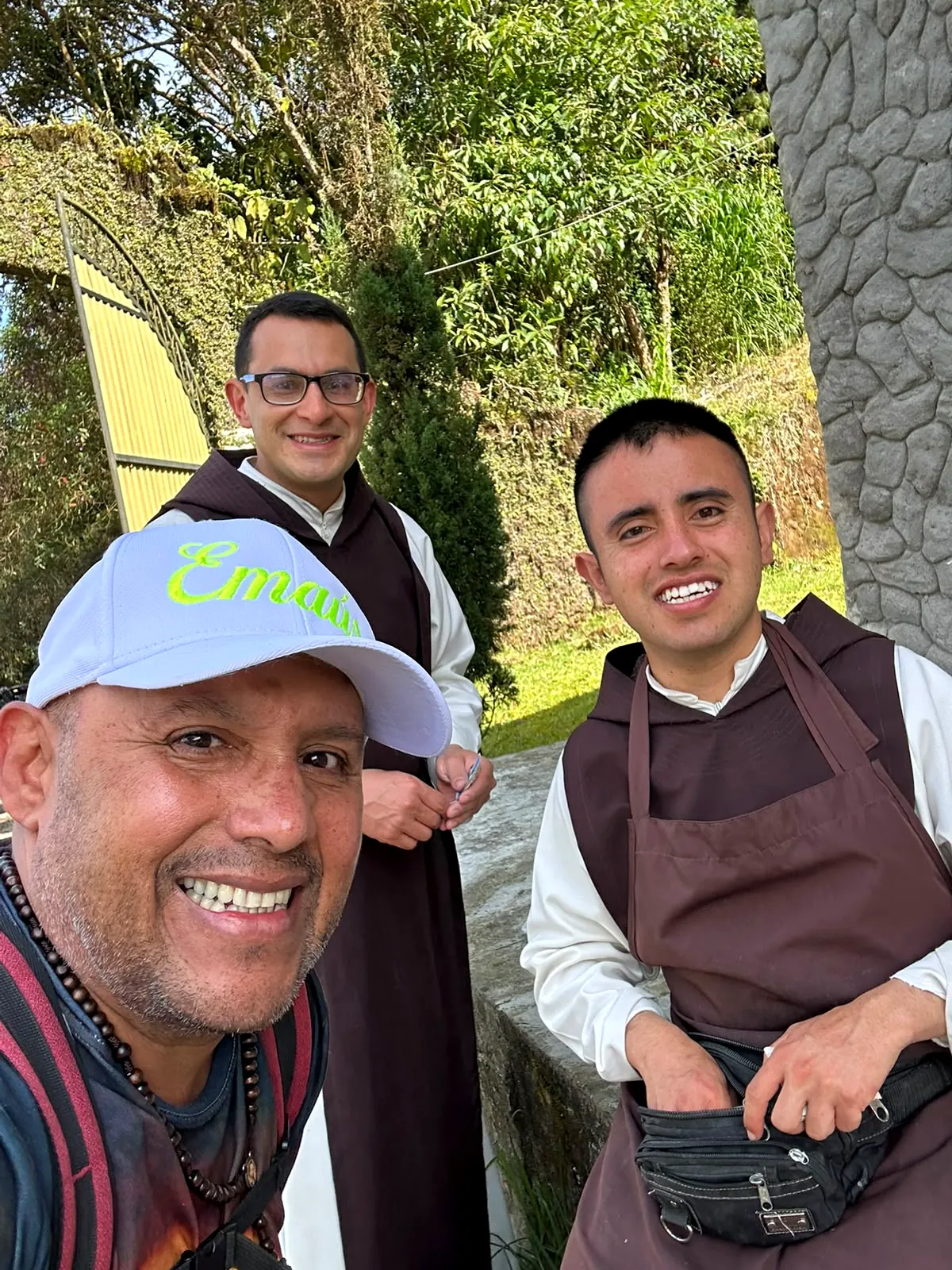 Juan, acompañante de las peregrinaciones, junto a dos hermanos del Monasterio con su hábito café